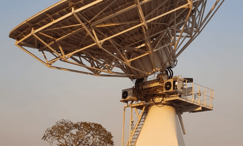 Manutenção no sistema de ar condicionado da antena da Base Aérea do Aeroporto de Brasília.